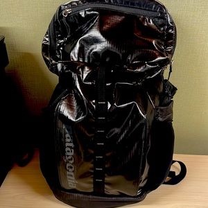 Patagonia Black hole Backpack. (UNISEX)